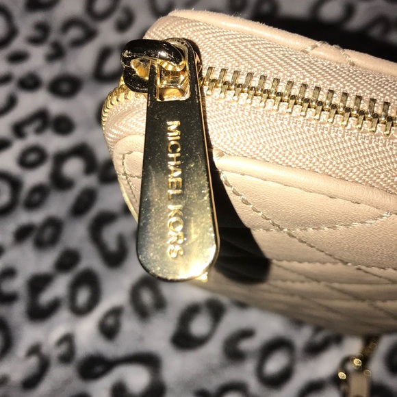 Michael Kors Quilted Wallet - Picture 5 of 8